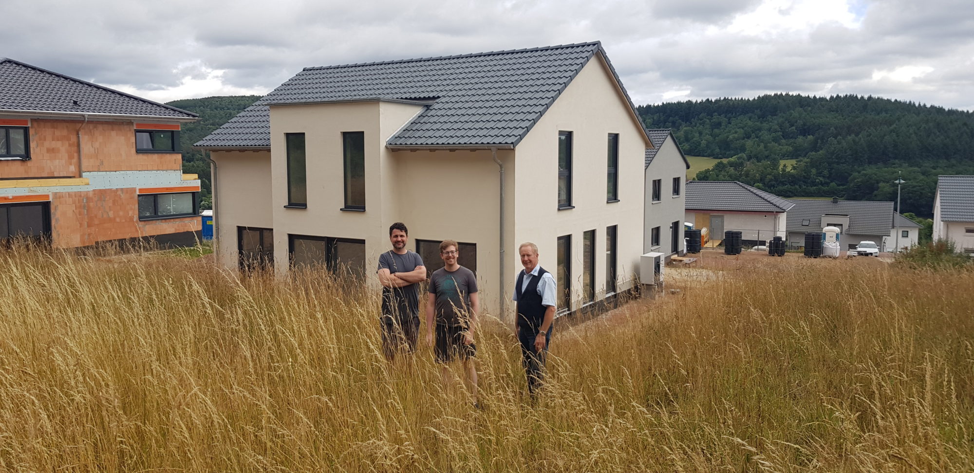 Hausübergabe von zwei Häusern in Hentern
